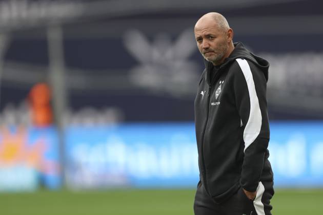 Co-Trainer Oliver Neuville (Borussia Mönchengladbach) schaut waehrend des spiels der Bundesliga zwischen Bayer 04 Leverkusen und Borussia Mönchengladbach, BayArena am 21. September 2025 in Leverkusen, Deutschland. (Foto von Oliver Kaelke DeFodi Images) +++ Co-Trainer Oliver Neuville (Borussia Mönchengladbach) looks on during the Bundesliga match between Bayer 04 Leverkusen and Borussia Mönchengladbach at BayArena on September 21, 2025 in Leverkusen, Germany. (Photo by Oliver Kaelke DeFodi Images) DFL regulations prohibit any use of photographs as image sequences and or quasi-video. (Photo by Oliver Kaelke DeFodi Images) Co Trainer Oliver Neuville Borussia Mönchengladbach looks on during the Bundesliga match between Bayer 04 Leverkusen and Borussia Mönchengladbach, BayArena on September 21, 2025 in Leverkusen, Germany Photo by Oliver Kaelke DeFodi Images Co Trainer Oliver Neuville Borussia Mönchengladbach looks on during the Bundesliga match between Bayer 04 Leverkusen and Borussia Mönchengladbach at BayArena on September 21, 2025 in Leverkusen, Germany Photo by Oliver Kaelke DeFodi Images DFL regulations prohibit any use of photographs as image sequences and or quasi video Photo by Oliver Kaelke DeFodi Images