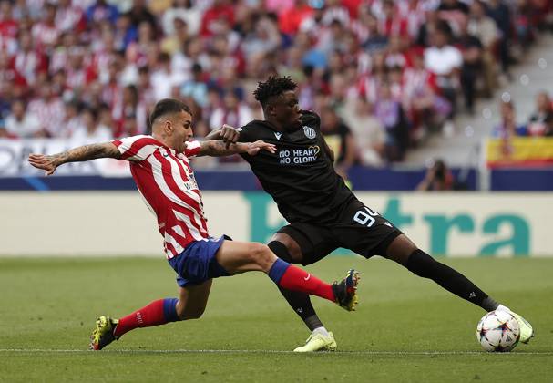 Atletico Madrid v Club Brugge - UEFA Champions League MADRID, SPAIN - OCTOBER 12: Atletico Madrid s player Angel Correa (L) in action against Loubadhe Abakar Sylla (R) of Club Brugge during the UEFA Champions League Group B football match between Atletico Madrid and Club Brugge at Civitas Metropolitano Stadium in Madrid, Spain on October 12, 2022. Madrid Spain. Editorial use only. Please get in touch for any other usage.  Copyright: x2025xAnadoluxBurakxAkbulutx