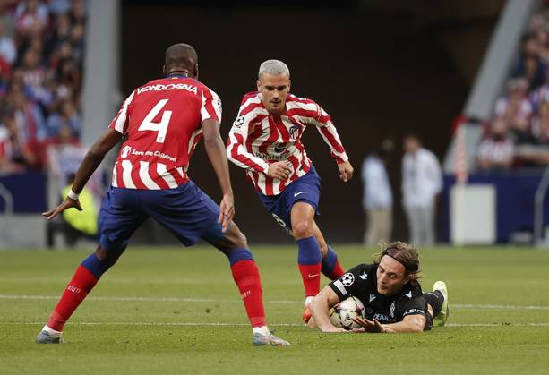 Atletico Madrid v Club Brugge - UEFA Champions League MADRID, SPAIN - OCTOBER 12: Atletico Madrid s player Antoine Griezmann (C) in action against Casper Nielsen (R) of Club Brugge during the UEFA Champions League Group B football match between Atletico Madrid and Club Brugge at Civitas Metropolitano Stadium in Madrid, Spain on October 12, 2022. Madrid Spain. Editorial use only. Please get in touch for any other usage.  Copyright: x2025xAnadoluxBurakxAkbulutx