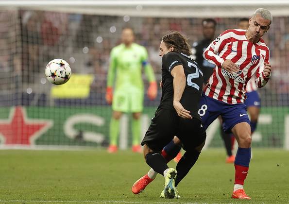 Atletico Madrid v Club Brugge - UEFA Champions League MADRID, SPAIN - OCTOBER 12: Atletico Madrid s player Antoine Griezmann (R) in action against Casper Nielsen (L) of Club Brugge during the UEFA Champions League Group B football match between Atletico Madrid and Club Brugge at Civitas Metropolitano Stadium in Madrid, Spain on October 12, 2022. Madrid Spain. Editorial use only. Please get in touch for any other usage.  Copyright: x2025xAnadoluxBurakxAkbulutx