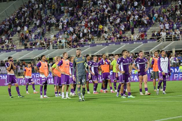 ACF Fiorentina v Como 1907 - Campionato Serie A Fiorentina™s players walk towards the curva, dejected after the defeat during the Italian Serie A football match between ACF Fiorentina and Como 1907,on September 21 ,2025 at the Artemio Franchi stadium in Florence. Firenze FI Italy Copyright: xAndreaxMartinix originalFilename:martini-acffiore250921_nptCe