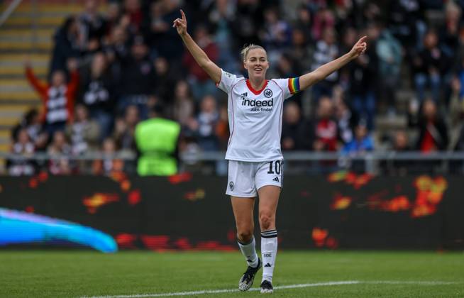 DEU, Frankfurt, Eintracht Frankfurt vs RB Leipzig, Google Pixel Frauen Bundesliga DFB, Saison 2526, Stadion am Bretanobad, 3. Spieltag, im Bild: Laura Freigang (Eintracht Frankfurt 10) jubelt über das Tor von Rebecka Blomqvist (Eintracht Frankfurt 28) DFB DFL REGULATIONS PROHIBIT ANY USE OF PHOTOGRAPHS AS IMAGE SEQUENCES AND OR QUASI-VIDEO, 22.09.2025, Copyright: HMBxMedia HendrikxHamelau