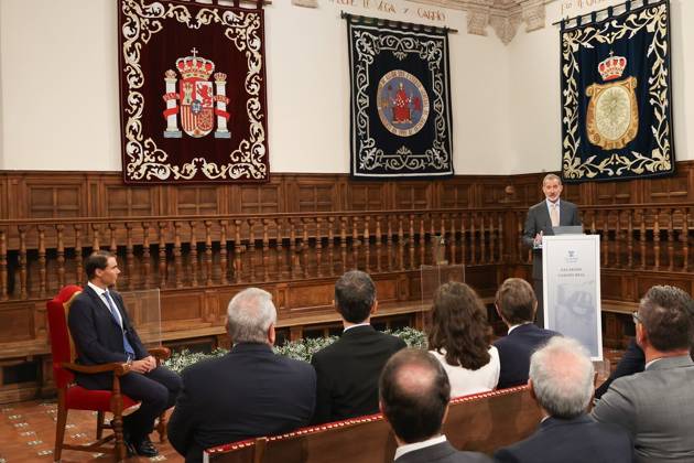 The King Presents The V Edition Of The camino Real Award To Rafael Nadal?????????????? MADRID, SPAIN - SEPTEMBER 20: (----EDITORIAL USE ONLY – MANDATORY CREDIT - ROYAL PALACE OF SPAIN HANDOUT - NO MARKETING NO ADVERTISING CAMPAIGNS - DISTRIBUTED AS A SERVICE TO CLIENTS----) King Felipe VI speaks at the presentation of the 5th edition of the Camino Real Award , at the Paraninfo of the University of Alcala, on 20 September, 2022 in Alcala de Henares, Madrid, Spain. The Camino Real Award has been granted by the Franklin Institute of the University of Alcala, which recognizes the professional work of Spaniards who in an outstanding and exemplary way project and enhance the positive image of Spain in the United States. The projection of the image of Spain in North America by the tennis player, means his triumph in the US Open (2019), as well as in previous editions of 2010, 2013, 2017 and in other tournaments played in North America. In addition, it is worth mentioning his personal involvement in different social actions from the Rafael Nadal Foundation, which integrates vulnerable minors or young people with intellectual disabilities. Madrid Spain. Editorial use only. Please get in touch for any other usage. Copyright: x2025xAnadoluxRoyalxPalacexofxSpainx