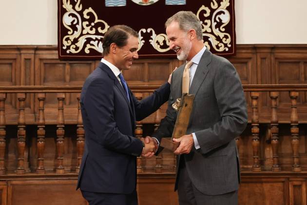 The King Presents The V Edition Of The camino Real Award To Rafael Nadal?????????????? MADRID, SPAIN - SEPTEMBER 20: (----EDITORIAL USE ONLY – MANDATORY CREDIT - ROYAL PALACE OF SPAIN HANDOUT - NO MARKETING NO ADVERTISING CAMPAIGNS - DISTRIBUTED AS A SERVICE TO CLIENTS----) King Felipe VI (R) presents the Camino Real Award to tennis player Rafael Nadal (L), during its fifth edition, at the auditorium of the University of Alcala, on 20 September, 2022 in Alcala de Henares, Madrid, Spain. The Camino Real award has been granted by the Franklin Institute of the University of Alcala, which recognizes the professional work of Spaniards who in an outstanding and exemplary way project and enhance the positive image of Spain in the United States. The projection of the image of Spain in North America by the tennis player, means his triumph in the US Open (2019), as well as in previous editions of 2010, 2013, 2017 and in other tournaments played in North America. In addition, it is worth mentioning his personal involvement in different social actions from the Rafael Nadal Foundation, which integrates vulnerable minors or young people with intellectual disabilities. Madrid Spain. Editorial use only. Please get in touch for any other usage. Copyright: x2025xAnadoluxRoyalxPalacexofxSpainx