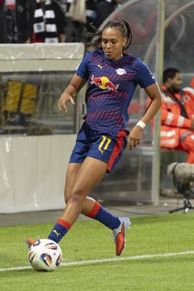 Google Pixel Frauen Bundesliga: Eintracht Frankfurt - RB Leipzig, 22.09.2025 Lisa Baum (RB Leipzig 11) am Ball, Freisteller, Portrait Porträt, Eintracht Frankfurt - RB Leipzig, Frankfurt, Stadion am Brentanobad, 22.9.2025 Copyright: xBEAUTIFULxSPORTS Gawlikx