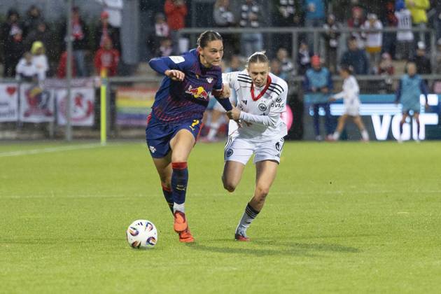 Google Pixel Frauen Bundesliga: Eintracht Frankfurt - RB Leipzig, 22.09.2025 Giovanna Hoffmann (RB Leipzig 7) & Elisa Senß Senss (Eintracht Frankfurt 6) im Zwiekampf um den Ball, Eintracht Frankfurt - RB Leipzig, Frankfurt, Stadion am Brentanobad, 22.9.2025 Copyright: xBEAUTIFULxSPORTS Gawlikx