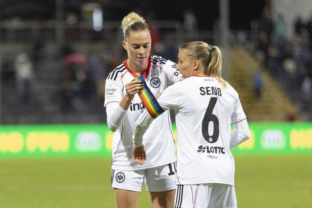 Google Pixel Frauen Bundesliga: Eintracht Frankfurt - RB Leipzig, 22.09.2025 Laura Freigang (Eintracht Frankfurt 10) übergibt die kapitänsbinde an Elisa Senß Senss (Eintracht Frankfurt 6), Eintracht Frankfurt - RB Leipzig, Frankfurt, Stadion am Brentanobad, 22.9.2025 Copyright: xBEAUTIFULxSPORTS Gawlikx