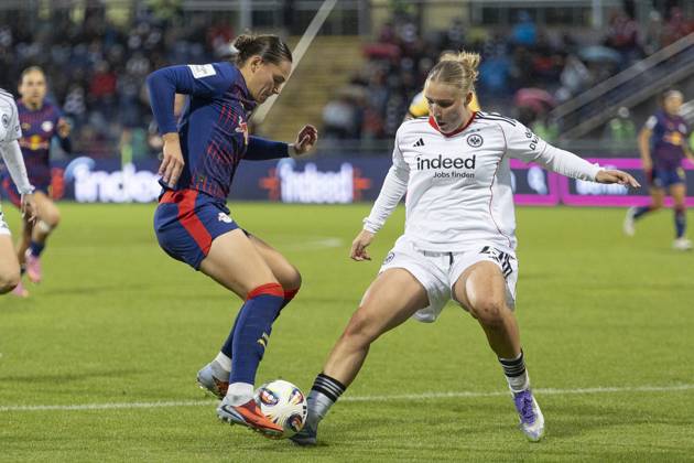 Google Pixel Frauen Bundesliga: Eintracht Frankfurt - RB Leipzig, 22.09.2025 Giovanna Hoffmann (RB Leipzig 7) & Jella Veit (Eintracht Frankfurt 25) im Zweikampf um den Ball, Eintracht Frankfurt - RB Leipzig, Frankfurt, Stadion am Brentanobad, 22.9.2025 Copyright: xBEAUTIFULxSPORTS Gawlikx
