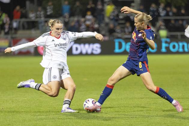 Google Pixel Frauen Bundesliga: Eintracht Frankfurt - RB Leipzig, 22.09.2025 Emilaa Asgeirsdottir (RB Leipzig 8) & Jella Veit (Eintracht Frankfurt 25) im Kampf um den Ball, Eintracht Frankfurt - RB Leipzig, Frankfurt, Stadion am Brentanobad, 22.9.2025 Copyright: xBEAUTIFULxSPORTS Gawlikx