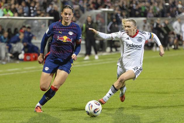 Google Pixel Frauen Bundesliga: Eintracht Frankfurt - RB Leipzig, 22.09.2025 Giovanna Hoffmann (RB Leipzig 7) & Elisa Senß Senss (Eintracht Frankfurt 6) im Kampf u mden Ball, Eintracht Frankfurt - RB Leipzig, Frankfurt, Stadion am Brentanobad, 22.9.2025 Copyright: xBEAUTIFULxSPORTS Gawlikx