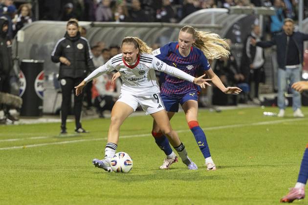 Google Pixel Frauen Bundesliga: Eintracht Frankfurt - RB Leipzig, 22.09.2025 Jarne Teulings (Eintracht Frankfurt 9) & Nikoline Dudek (RB Leipzig 24) im Kampf u mden Ball, Eintracht Frankfurt - RB Leipzig, Frankfurt, Stadion am Brentanobad, 22.9.2025 Copyright: xBEAUTIFULxSPORTS Gawlikx