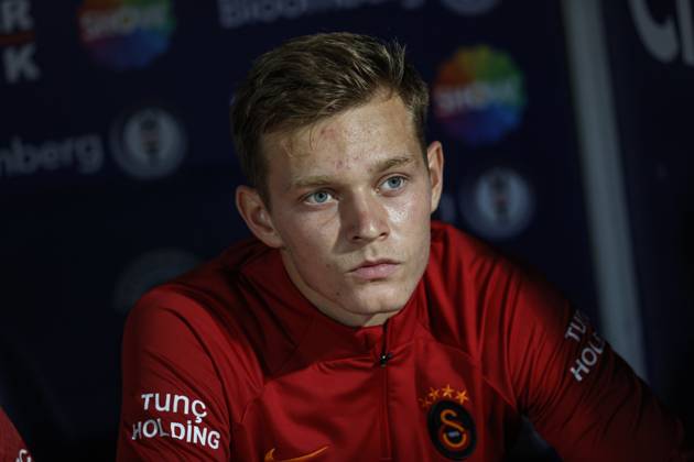 Kasimpasa v Galatasaray - Turkish Super Lig ISTANBUL, TURKIYE - SEPTEMBER 11: New transfer Mathias Ross of Galatasaray sits on the substitutes bench prior to the Turkish Super Lig week 6 match between Kasimpasa and Galatasaray at Recep Tayyip Erdogan Stadium on September 11, 2022 in Istanbul, Turkiye. Istanbul Turkey. Editorial use only. Please get in touch for any other usage. Copyright: x2025xAnadoluxElifxÖztürkxÖzgöncüx