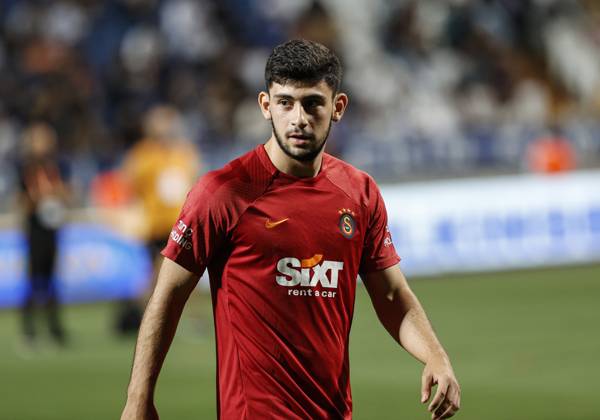 Kasimpasa v Galatasaray - Turkish Super Lig Spor Toto Süper Lig in 6. haftasinda Kasimpasa, Recep Tayyip Erdogan Stadi nda Galatasaray ile karsilasti. Galatasaray in yeni transferi Yusuf Demir, karsilasma öncesinde isindi.ISTANBUL, TURKIYE - SEPTEMBER 11: New transfer Yusuf Demir, of Galatasaray warms up prior to the Turkish Super Lig week 6 match between Kasimpasa and Galatasaray at Recep Tayyip Erdogan Stadium on September 11, 2022 in Istanbul, Turkiye. Istanbul Turkey. Editorial use only. Please get in touch for any other usage. Copyright: x2025xAnadoluxElifxÖztürkxÖzgöncüx