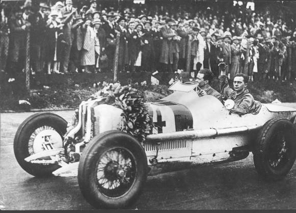 Grosser Preis von Deutschland wieder auf der Avus nach einer Pause von 33 Jahren wird er wieder in Berlin stattfinden. Seit 1927 wurde er auf dem Nürburg-Ring ausgefahren. 1926 gewann Caracciola den Grossen Preis zum letzten Male auf der Avus. Hier mit seinem Monteur auf der Ehrenrunde, von den Zuschauer bejubelt. 15.07.1959