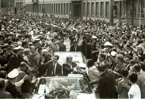 Fussballweltmeiserschaft 1966 in England Ankunft der Nationalmannschaft Fahrt durch Frankfurt U.B.z. im ersten Wagen Franz Beckenbauer (links) und Helmut Haller, zweiter Wagen: Siegfried Held (links) und Lothar Emmerich, dritter Wagen: Wolfgang Weber (links) und Wolfgang Overath Juli 1966 in Frankfurt - Deutschland !ACHTUNG AUFNAHMEDATUM GESCHÄTZT!