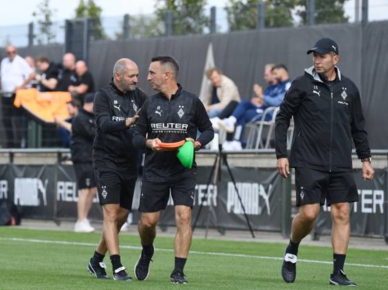 Co Trainer Oliver Neuville (Borussia Moenchengladbach), Athletiktrainer Nicolas Dyon (Borussia Moenchengladbach), Co Trainer Guido Streichsbier (Borussia Moenchengladbach) 05.09.2025, Fussball, Testspiel, Borussia Mönchengladbach - FC Schalke 04 2:0 Moenchengladbach Fohlenstadion Nordrhein Westfalen Deutschland