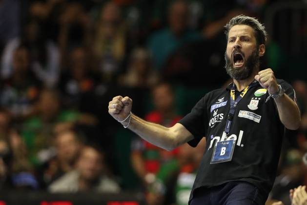 25.09.2025, xtgx, Handball, EHF Champions League, SC Magdeburg - Wisla Plock v.l. Bennet Wiegert (Magdeburg, Trainer) Jubel, Torjubel, jubelt ueber das Tor, celebrate the goal, celebration Magdeubrg