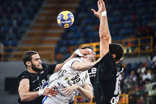 Zamalek v Taubate - IHF Men s Club Handball World Cup Arza (99), a player of the Taubate team, kicks the ball during the match between Zamalek and Taubate in the Men s Handball Club World Cup in Cairo, Egypt, on September 26, 2025 cairo Egypt  Copyright: xAhmedxMosaadx originalFilename:mosad-notitle250926_npEYI.jpg