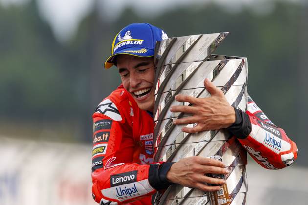 Sport Themen der Woche KW 39 September 28, 2025, Motegi, Tochigi Prefecture, Japan: Ducati Lenovo team rider Marc Marquez celebrates becoming world champion after the race during the 2025 Motul Grand Prix. Motegi Japan - ZUMAs197 20250928_aaa_s197_003 Copyright: xStephenxBlackberryx