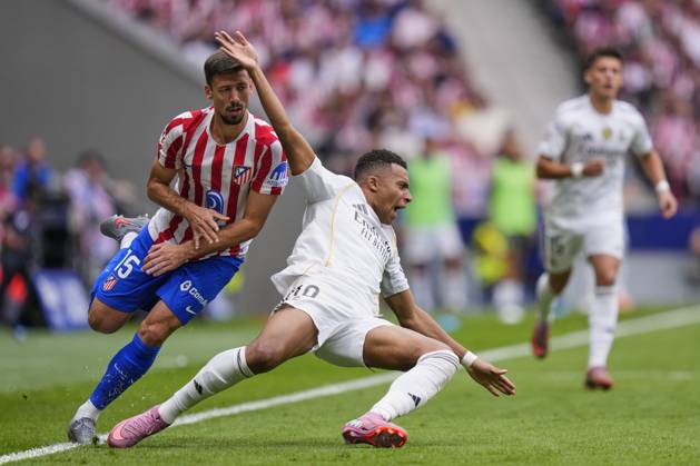 ESP: Atletico de Madrid - Real Madrid CF La Liga EA Sports. Date 7 Kylian Mbappe of Real Madrid CF and Clement Lenglet of Atletico de Madrid during the La Liga EA Sports match between Atletico de Madrid and Real Madrid CF played at Riyadh Metropolitano Stadium on September 27, 2025 in Madrid. kpng Copyright: xCesarxCebollax xPRESSINx PS_240927_ATM_RMA_2526_431