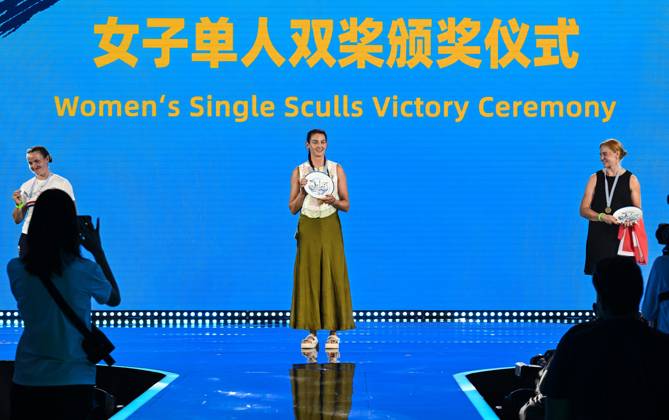 2025 World Rowing Championships, Shanghai, China 28 9 2025 Women s Single Sculls Victory Ceremony Ireland™s Fiona Murtagh celebrates after winning gold Fiona Murtagh celebrates after winning gold 28 9 2025  Copyright: x INPHO DetlevxSeybx ASC_5614