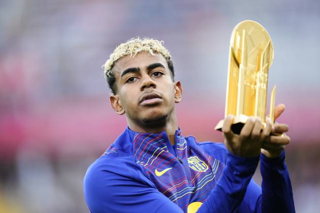 Sport Themen der Woche KW 39 FC Barcelona, Barca v Real Sociedad - LaLiga EA Sports Lamine Yamal right winger of Barcelona and Spain with the Kopa trophy prior the LaLiga EA Sports match between FC Barcelona and Real Sociedad at Estadi Olimpic Lluis Companys on September 28, 2025 in Barcelona, Spain. Barcelona Spain  Copyright: xJosexBretonx originalFilename:bretonhernandez-fcbarcel250928_npJ3g.jpg