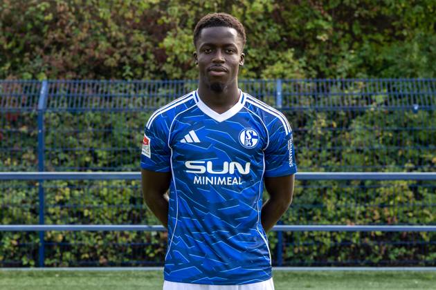 29.09.2025, Fussball, Saison 2025 2026, Mannschaftsbild FC Schalke 04, Christian Gomis (FC Schalke 04), Gelsenkirchen Trainingsgelände FC Schalke 04 NRW Deutschland xRHR-FOTO YYx Copyright: RHR-FOTOx RHR-FOTO YY