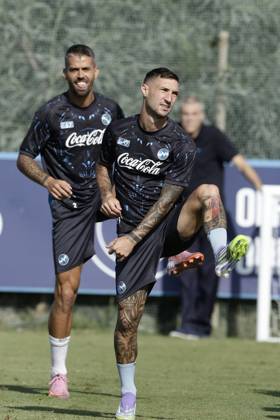 Training session SSC Napoli Napoli s Italian defender Leonardo Spinazzola and Napoli s Italian forward Matteo Politano during the final training session before the UEFA Champions League match against Sporting Clube de Portugal at the SSC Napoli Training Centre on 30 September 2025 in Castel Volturno, Italy. _BPH8260 Copyright: xAntonioxBalascox