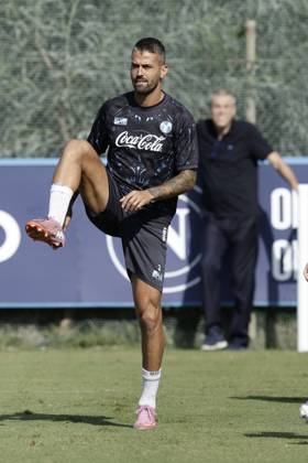 Training session SSC Napoli Napoli s Italian defender Leonardo Spinazzola during the final training session before the UEFA Champions League match against Sporting Clube de Portugal at the SSC Napoli Training Centre on 30 September 2025 in Castel Volturno, Italy. _BPH8264 Copyright: xAntonioxBalascox