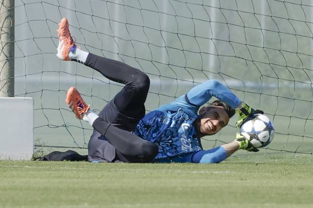 Training session SSC Napoli Napoli s Italian goalkeeper Alex Meret during the final training session before the UEFA Champions League match against Sporting Clube de Portugal at the SSC Napoli Training Centre on 30 September 2025 in Castel Volturno, Italy. _BPH8369 Copyright: xAntonioxBalascox