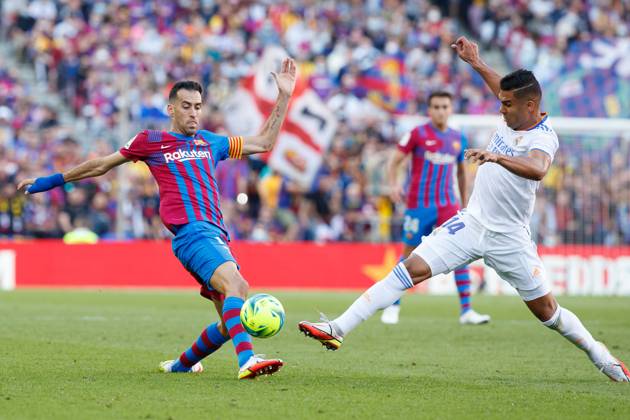 FC Barcelona, Barca v Real Madrid CF - La Liga Santander BARCELONA, SPAIN - OCTOBER 24: Sergio Busquets of FC Barcelona (L) vies with Casemiro of Real Madrid (R) during the La Liga match between FC Barcelona and Real Madrid at Camp Nou in Barcelona on October 24, 2021 Catalonia Spain. Editorial use only. Please get in touch for any other usage. Copyright: x2025xAnadoluxAdriaxPuigx