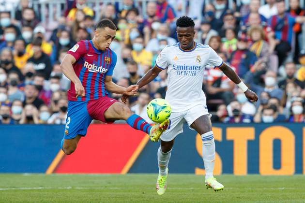 FC Barcelona, Barca v Real Madrid CF - La Liga Santander BARCELONA, SPAIN - OCTOBER 24: Sergino Dest of FC Barcelona (L) vies with Vinicius Junior of Real Madrid (R) during the La Liga match between FC Barcelona and Real Madrid at Camp Nou in Barcelona on October 24, 2021 Catalonia Spain. Editorial use only. Please get in touch for any other usage. Copyright: x2025xAnadoluxAdriaxPuigx