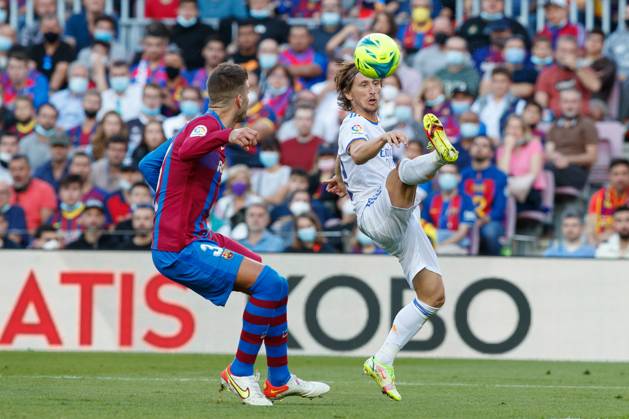 FC Barcelona, Barca v Real Madrid CF - La Liga Santander BARCELONA, SPAIN - OCTOBER 24: Luka Modric of Real Madrid (R) during the La Liga match between FC Barcelona and Real Madrid at Camp Nou in Barcelona on October 24, 2021 Catalonia Spain. Editorial use only. Please get in touch for any other usage. Copyright: x2025xAnadoluxAdriaxPuigx