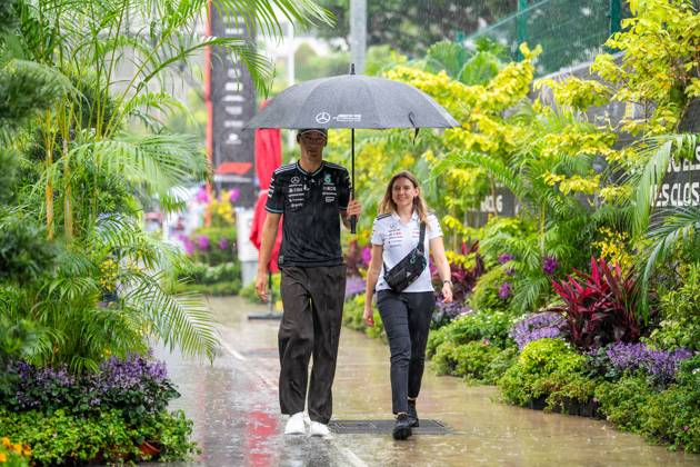 Formula 1 Singapore Airlines Singapore Grand Prix - Arrivals George Russell (Gbr) of Mercedes-AMG Petronas F1 Team 63 entering the paddock under the rain on Thursday (Media Day) during Formula 1 Singapore Airlines Singapore Grand Prix 2025 at the Marina Bay Street Circuit Singapore on October 2, 2025. Photo by Antoine Lapeyre ABACAPRESS.COM Singapore Singapore  Copyright: xLapeyrexAntoine ABACAx