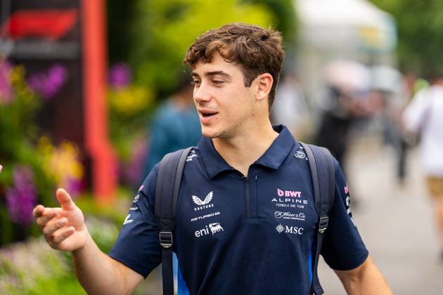 Formula 1 Singapore Airlines Singapore Grand Prix - Arrivals Franco Colapinto (Arg) of Alpine Renault 43 receiving a gift from F1 Social media team on Thursday (Media Day) during Formula 1 Singapore Airlines Singapore Grand Prix 2025 at the Marina Bay Street Circuit Singapore on October 2, 2025. Photo by Antoine Lapeyre ABACAPRESS.COM Singapore Singapore Copyright: xLapeyrexAntoine ABACAx