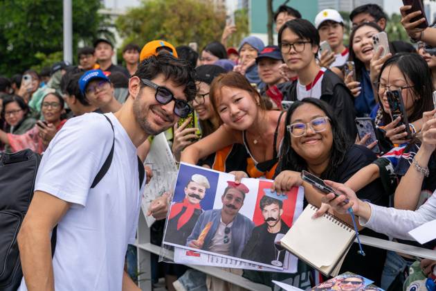 Formula 1 Singapore Airlines Singapore Grand Prix - Arrivals Esteban Ocon (Fra) of Haas F1 Team 31 smiling and interacting with the fans with a funny sign with French drivers and moustaches on Thursday (Media Day) during Formula 1 Singapore Airlines Singapore Grand Prix 2025 at the Marina Bay Street Circuit Singapore on October 2, 2025. Photo by Antoine Lapeyre ABACAPRESS.COM Singapore Singapore  Copyright: xLapeyrexAntoine ABACAx