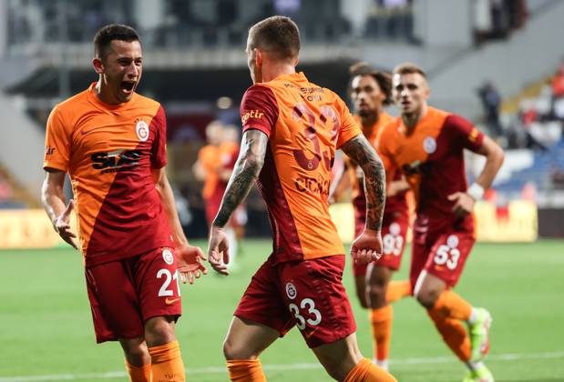 Kasimpasa v Galatasaray - Turkish Super Lig ISTANBUL, TURKEY - AUGUST 29: Alexandru Cicaldau (33) of Galatasaray celebrates his goal with team mates during Turkish Super Lig week 3 match between Kasimpasa and Galatasaray at Recep Tayyip Erdogan Stadium on August 29, 2021 in Istanbul, Turkey. Istanbul Turkey. Editorial use only. Please get in touch for any other usage. Copyright: x2025xAnadoluxElifxÖztürkxÖzgöncüx