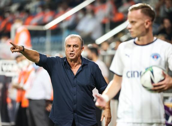 Kasimpasa v Galatasaray - Turkish Super Lig ISTANBUL, TURKEY - AUGUST 29: Head coach Fatih Terim of Galatasaray gestures during Turkish Super Lig week 3 match between Kasimpasa and Galatasaray at Recep Tayyip Erdogan Stadium on August 29, 2021 in Istanbul, Turkey. Istanbul Turkey. Editorial use only. Please get in touch for any other usage. Copyright: x2025xAnadoluxElifxÖztürkxÖzgöncüx