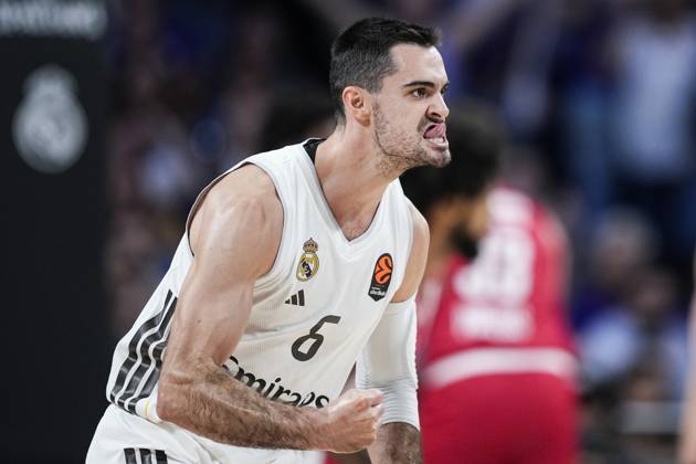October 2, 2025, Madrid, Madrid, Spain: Alberto Abalde of Real Madrid celebrates a basket during the Turkish Airlines Euroleague 2025 26 League Phase MD2, match played between Real Madrid and Olympiacos Piraeus at Madrid Arena on October 02, 2025 in Madrid, Spain. Madrid Spain - ZUMAa181 20251002_zaa_a181_208 Copyright: xOscarxJ.xBarrosox