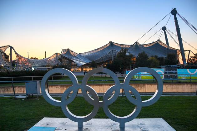Themenfoto Olympiabewerbung Muenchen.Buergerentscheid am 26.10.2025 Muenchen will sich um die Olympischen Spiele bewerben und nach 1972 erneut Sommerspiele austragen.Olympiabewerbung. Olympische Ringe,Olympiaringe im Olympiapark.