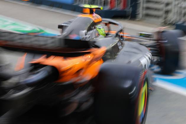 FORMULE 1 : Grand prix de Singapour - 03 10 2025 4 Lando Norris (GBR) McLaren F1 Team (GBR) MCL39 Mercedes during the 2025 Formula One Singapore Grand Prix, 18th round of the 2025 Formula 1 World Championship, WM, Weltmeisterschaft taking place from October 03 to 05, 2025 on the Marina Bay Street circuit in Singapore (SGP) SINGAPORESingapore  Copyright: xMPSxAGENCYx