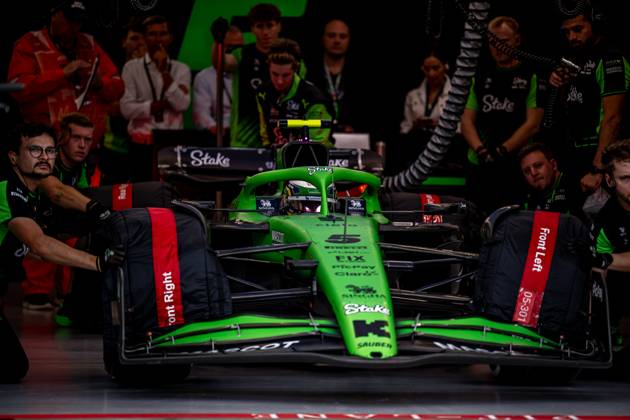 MARINA BAY, SINGAPORE: Gabriel Bortoleto, racing for the Stake F1 Team team during the 2025 Formula 1 Singapore Grand Prix at the Marina Bay Street Circuit in Marina Bay, Singapore