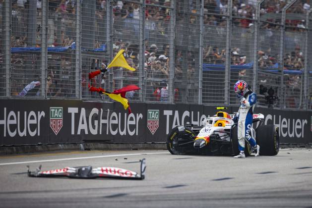 Sport Bilder des Tages F1 - SINGAPORE GRAND PRIX 2025 30 LAWSON Liam (nzl), Visa Cash App RB F1 Team VCARB02, action crash in FP2 during the 2025 Formula 1 Singapore Grand Prix, 18th round of the 2025 FIA Formula One World Championship, WM, Weltmeisterschaft from October 3 to 5, 2025 on the Marina Bay Street Circuit, in Singapore - SingaporeSingapore Copyright: xXavixBonillax