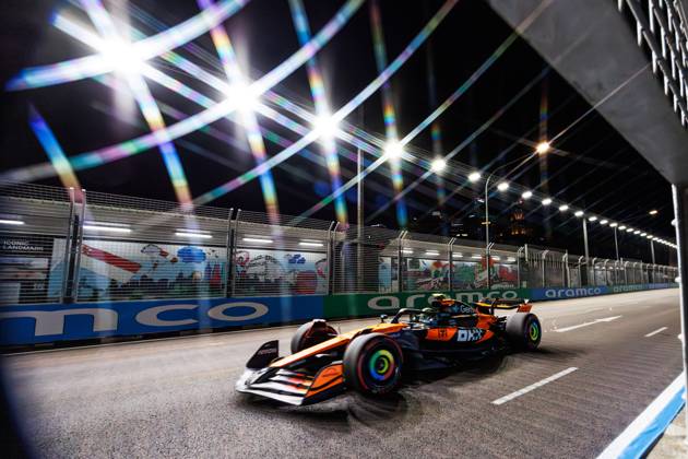 October 3, 2025, Singapore, Singapore: Lando Norris of Great Britain drives the (4) McLaren Formula 1 Team MCL39 during practice session two ahead of the F1 Grand Prix of Singapore at the Marina Bay Street Circuit. Singapore Singapore - ZUMAs197 20251003_aaa_s197_478 Copyright: xGeorgexHitchensx