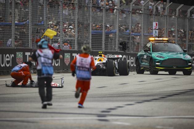 F1 - SINGAPORE GRAND PRIX 2025 30 LAWSON Liam (nzl), Visa Cash App RB F1 Team VCARB02, action crash, accident, marshall, commissaire de piste, marshal, marshalls, marshals during the 2025 Formula 1 Singapore Grand Prix, 18th round of the 2025 FIA Formula One World Championship, WM, Weltmeisterschaft from October 3 to 5, 2025 on the Marina Bay Street Circuit, in Singapore - SingaporeSingapore Copyright: xXavixBonillax