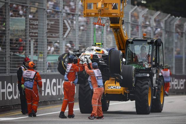 F1 - SINGAPORE GRAND PRIX 2025 30 LAWSON Liam (nzl), Visa Cash App RB F1 Team VCARB02, action crash, accident, marshall, commissaire de piste, marshal, marshalls, marshals during the 2025 Formula 1 Singapore Grand Prix, 18th round of the 2025 FIA Formula One World Championship, WM, Weltmeisterschaft from October 3 to 5, 2025 on the Marina Bay Street Circuit, in Singapore - SingaporeSingapore Copyright: xXavixBonillax