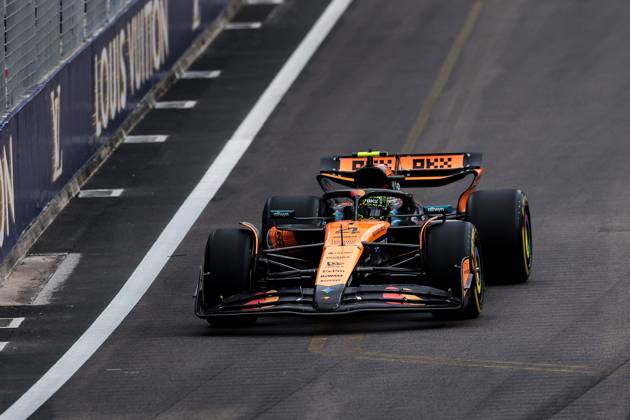 F1 - SINGAPORE GRAND PRIX 2025 04 NORRIS Lando (gbr), McLaren F1 Team MCL39, action during the 2025 Formula 1 Singapore Grand Prix, 18th round of the 2025 FIA Formula One World Championship, WM, Weltmeisterschaft from October 3 to 5, 2025 on the Marina Bay Street Circuit, in Singapore - SingaporeSingapore Copyright: xEricxAlonsox