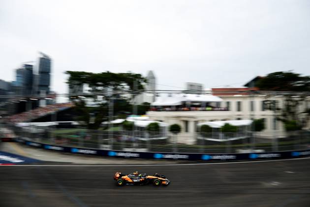 F1 - SINGAPORE GRAND PRIX 2025 04 NORRIS Lando (gbr), McLaren F1 Team MCL39, action during the 2025 Formula 1 Singapore Grand Prix, 18th round of the 2025 FIA Formula One World Championship, WM, Weltmeisterschaft from October 3 to 5, 2025 on the Marina Bay Street Circuit, in Singapore - SingaporeSingapore Copyright: xEricxAlonsox