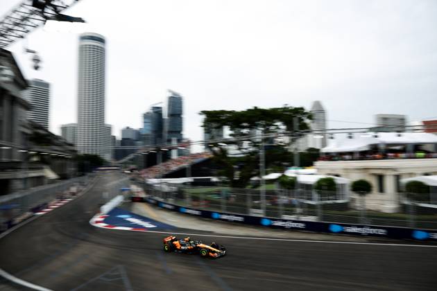 F1 - SINGAPORE GRAND PRIX 2025 04 NORRIS Lando (gbr), McLaren F1 Team MCL39, action during the 2025 Formula 1 Singapore Grand Prix, 18th round of the 2025 FIA Formula One World Championship, WM, Weltmeisterschaft from October 3 to 5, 2025 on the Marina Bay Street Circuit, in Singapore - SingaporeSingapore Copyright: xEricxAlonsox