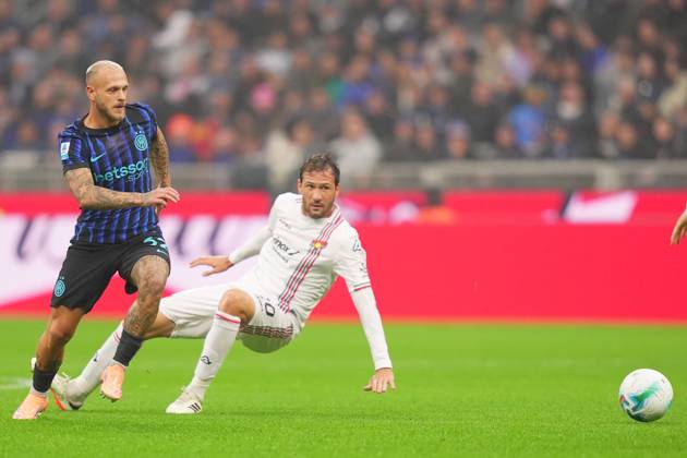 Inter MilanÕs Nicolo Barella fights for the ball with Cremonese s Franco Vazquez during the Serie A soccer match between Inter and Cremonese at the San Siro Stadium in Milan , north Italy - Saturday , October 4 , 2025. - Soccer . Copyright: xSpada LaPressex